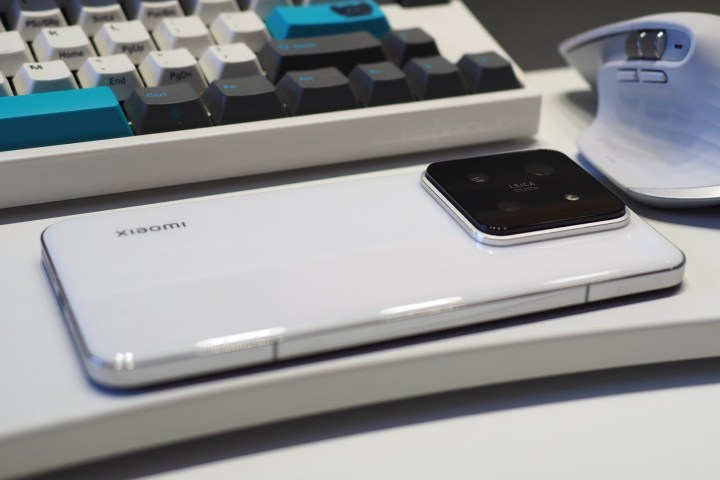 Xiaomi 14 Pro in Weiß.