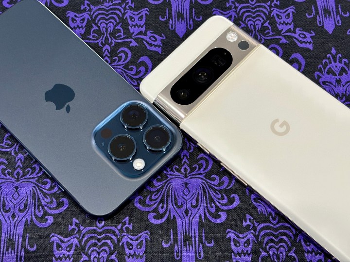 Ein iPhone 15 Pro in Blue Titanium (links) und ein Google Pixel 8 Pro in Porcelain mit Kameramodulen.