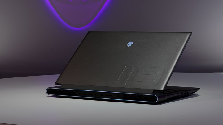Der Alienware m18-Laptop sitzt auf einem Schreibtisch.