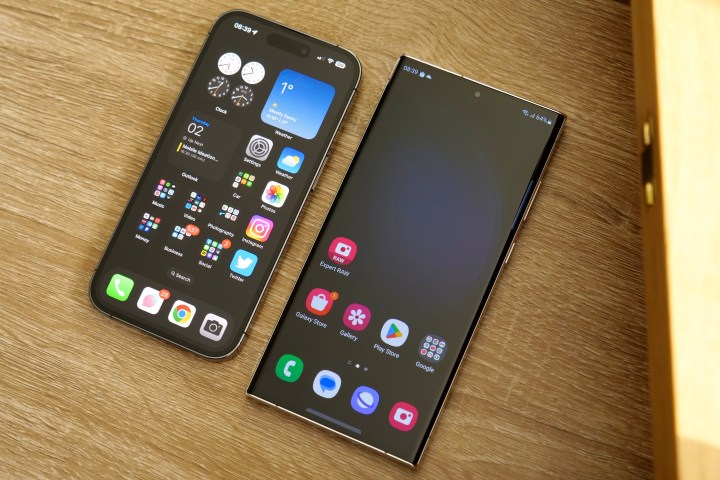 Die Bildschirme des iPhone 14 Pro und des Galaxy S23 Ultra.