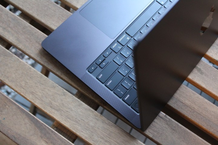 Blick auf die Tastatur und das Trackpad eines MacBook Pro.