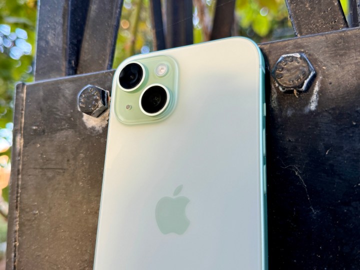 Ein grünes iPhone 15 mit Kamera und mattierter Glasrückseite.