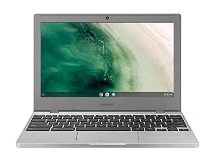 Das Samsung Chromebook 4 vor weißem Hintergrund.