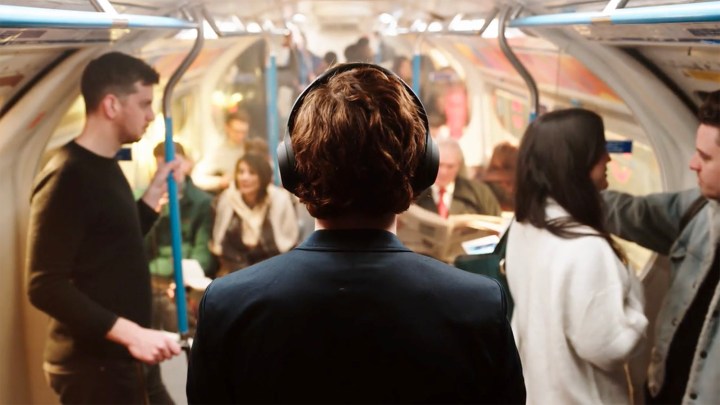 Mann trägt Sony WH-1000XM4 ANC-Kopfhörer in öffentlichen Verkehrsmitteln