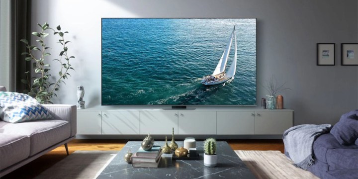Der Samsung Q80C steht in einem Wohnzimmer auf einem TV-Ständer.