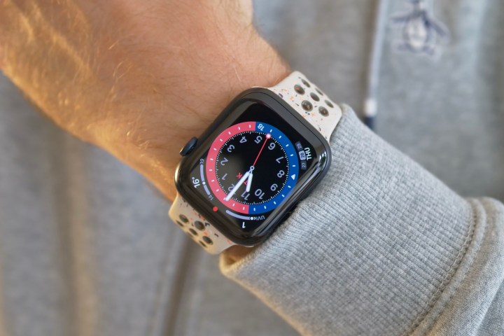 Eine Person, die die Apple Watch Series 9 trägt.