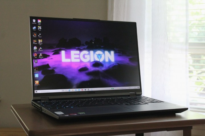 Der Lenovo Legion 5 Pro Gaming-Laptop auf einem Tisch.