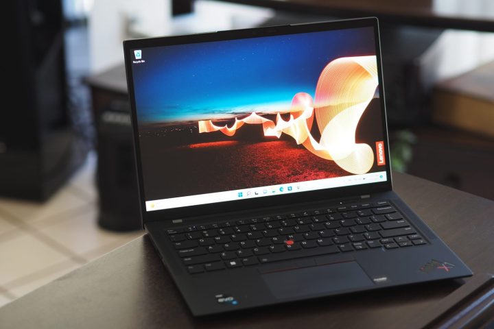 Das ThinkPad X1 Carbon Gen 10-Notebook, geöffnet mit einem farbenfrohen Hintergrundbild auf dem Bildschirm.