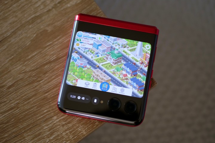 Pocket City-Spiel auf dem Motorola Razr Plus.