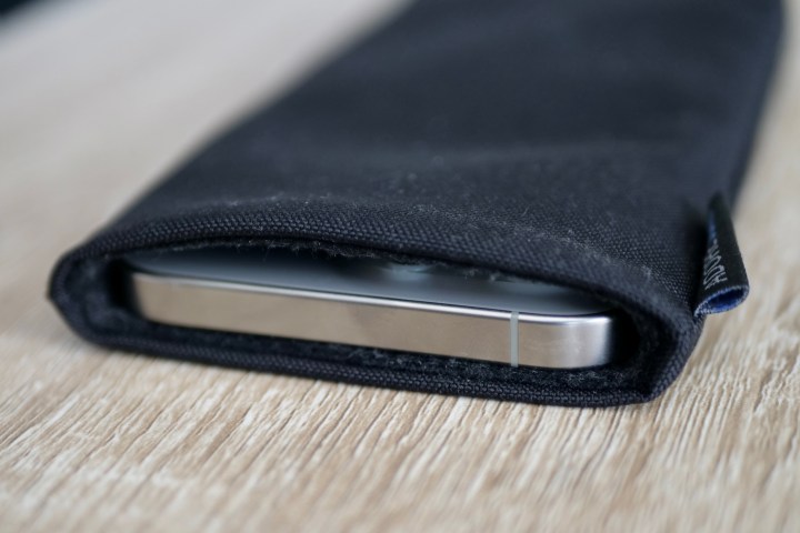 Das iPhone 15 Pro Max in der Adore June-Tasche.