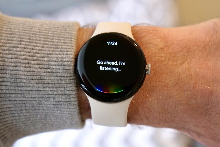 Google Assistant hört auf der Google Pixel Watch zu.