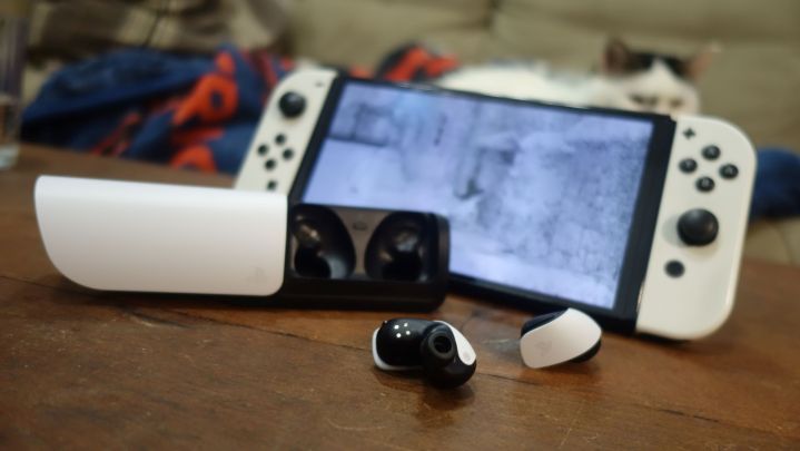 Die Pulse Explore-Ohrhörer von Sony sitzen neben einem Nintendo Switch OLED.