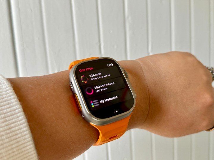 Am Handgelenk getragene Apple Watch Ultra mit der One Drop App.