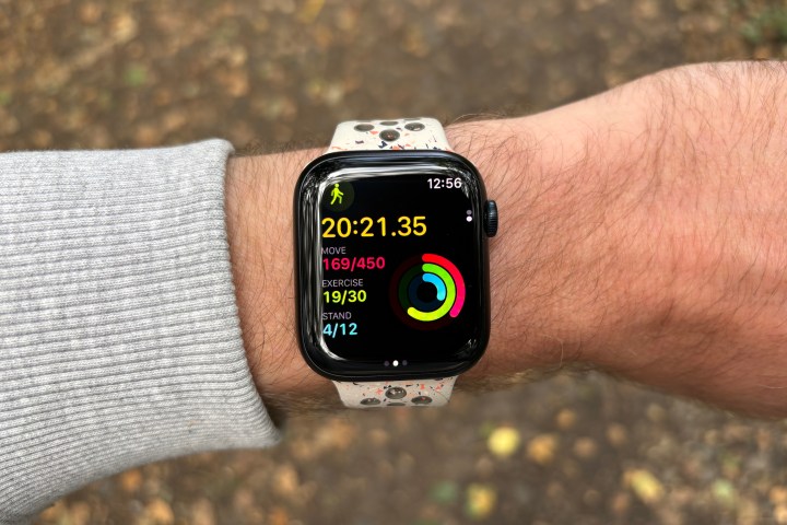 Fitnessdaten nach dem Spaziergang auf der Apple Watch Series 9.