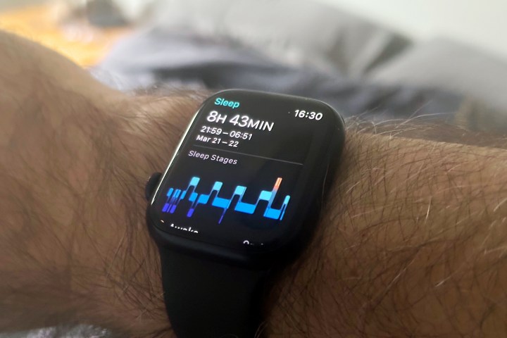 Person, die eine Apple Watch trägt, zeigt Schlaf-Tracking-Informationen.