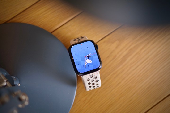 Die Apple Watch Series 9 mit dem Snoopy-Zifferblatt.