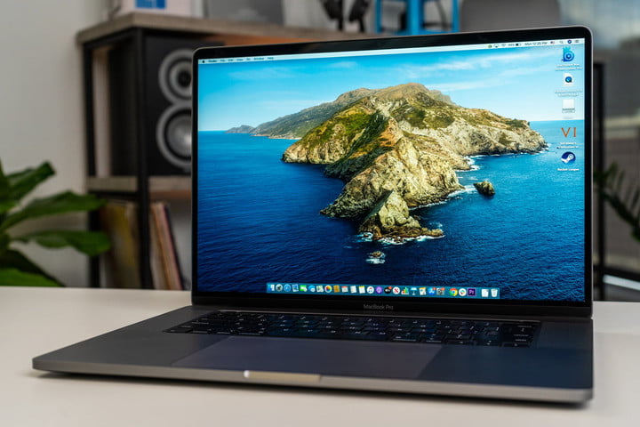 Apple MacBook Pro 16-Zoll M1 Pro auf einem Tisch platziert.