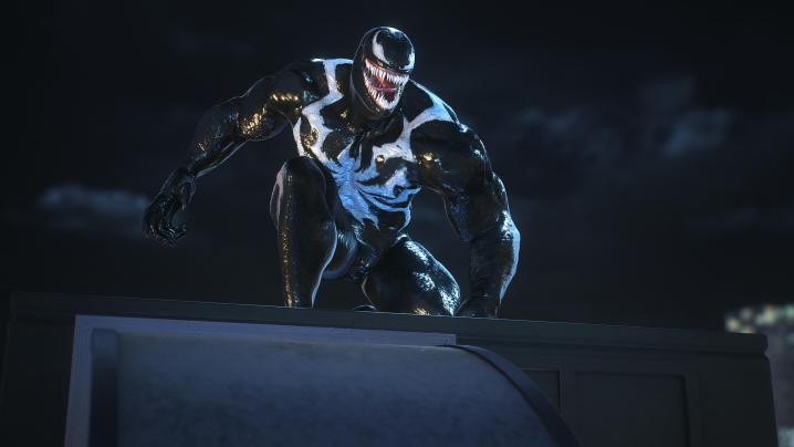 Venom thront auf einem Dach.