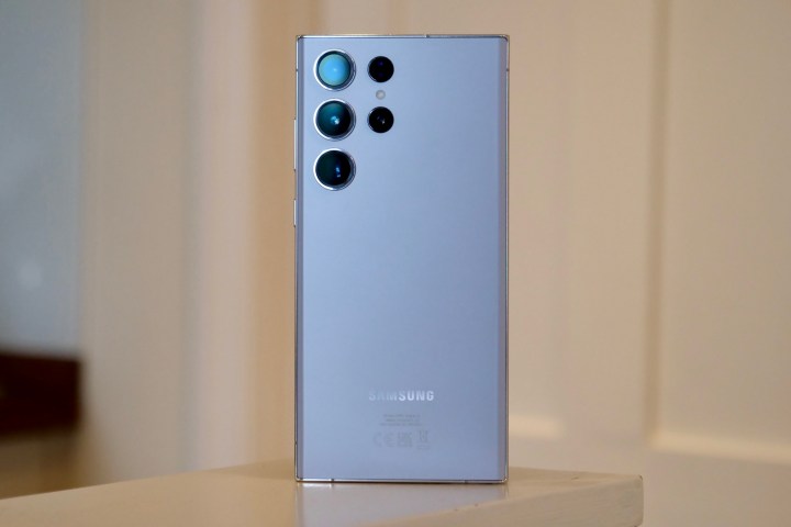 Samsung Galaxy S23 Ultra in Himmelblau, von hinten gesehen.