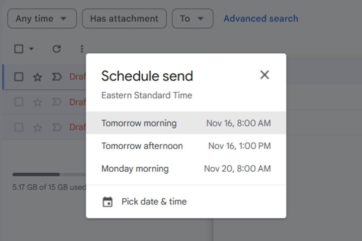 Auswählen eines Datums und einer Uhrzeit mithilfe der Funktion „Senden planen“ in Gmail.