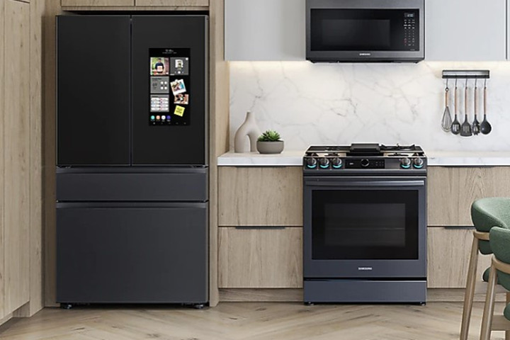 Eine Küche mit einem schwarzen Samsung Family Hub Smart-Kühlschrank neben dem Herd.