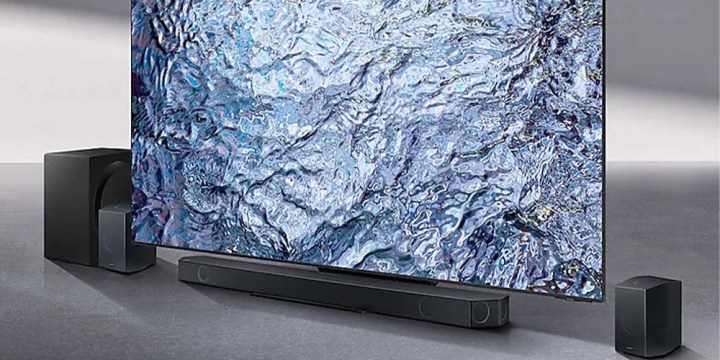 Die kabellose Dolby Atmos-Soundbar der Samsung Q-Serie mit 11.1.4 Kanälen unter einem Fernseher.