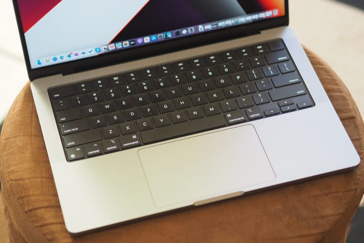 Ansicht des Apple MacBook Pro 14 von oben nach unten mit Tastatur und Touchpad.