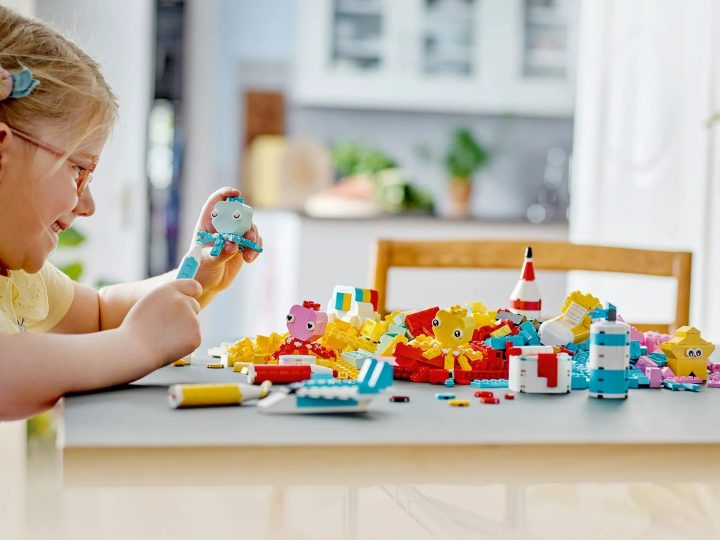 Ein Mädchen spielt mit dem Lego Classic Creative Color Fun-Paket.