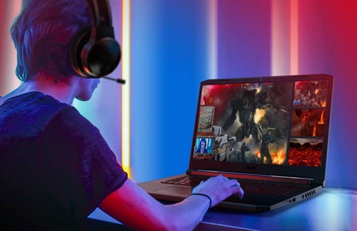 Ein Mann spielt auf dem Gaming-Laptop Acer Nitro 5.