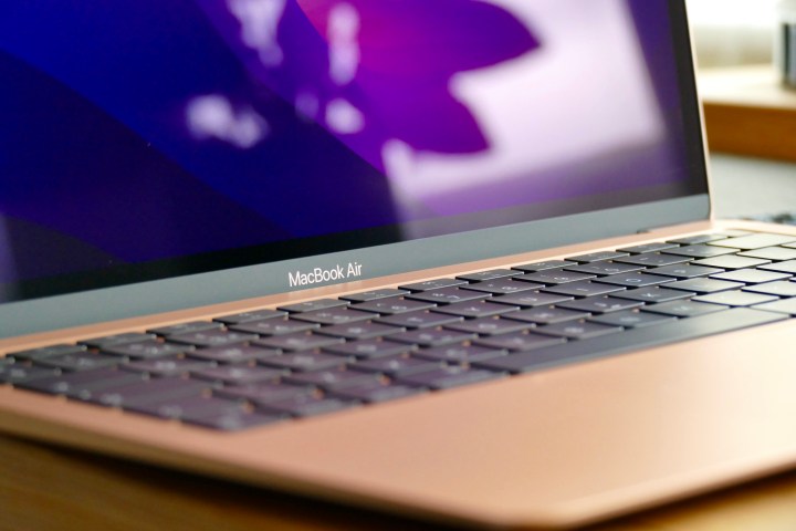 Das Logo und die Tastatur des goldenen MacBook Air M1.