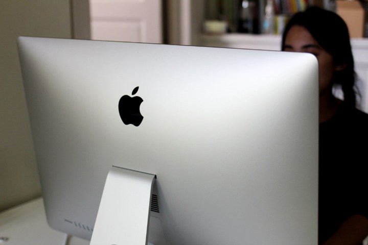 Die Rückseite eines silbernen iMac in einem Büro.