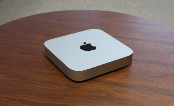 Der Mac mini auf einem Holztisch.