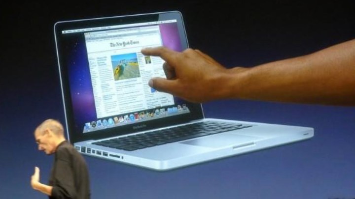Steve Jobs vor einer Grafik eines MacBook mit Touchscreen.