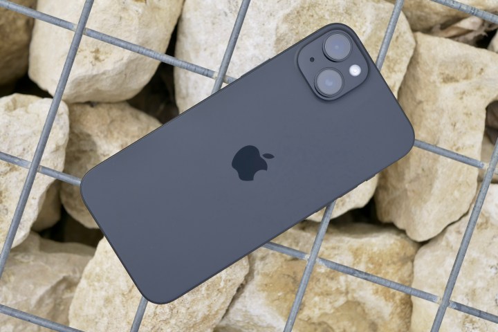 Die Rückseite des Apple iPhone 15 Plus.
