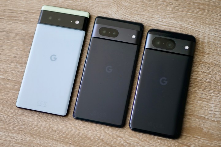 Das Google Pixel 8 mit dem Google Pixel 7 und Pixel 6.