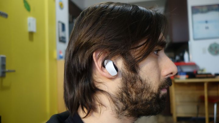 Ein Pulse Explore-Ohrhörer sitzt im Ohr eines Mannes.