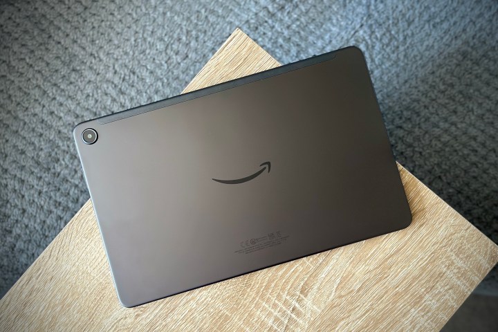 Die Rückseite des Amazon Fire Max 11-Tablets.