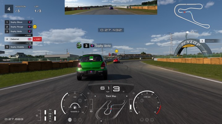 Eine First-Person-Perspektive eines Gran Turismo Sophy Race Together-Rennens in Gran Turismo 7.