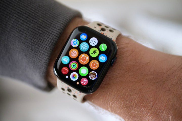 Die Apple Watch Series 9 zeigt Apps auf dem Bildschirm.