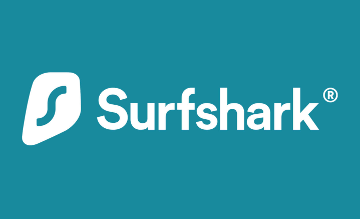 Das Surfshark-Logo auf blauem Hintergrund.