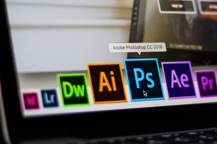 Nahaufnahme des Adobe Photoshop-App-Symbols, das unter anderen Adobe-Apps auf einem Laptop-Bildschirm ausgewählt wird.