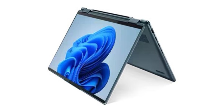 Das Lenovo Yoga 7i im Zeltmodus.