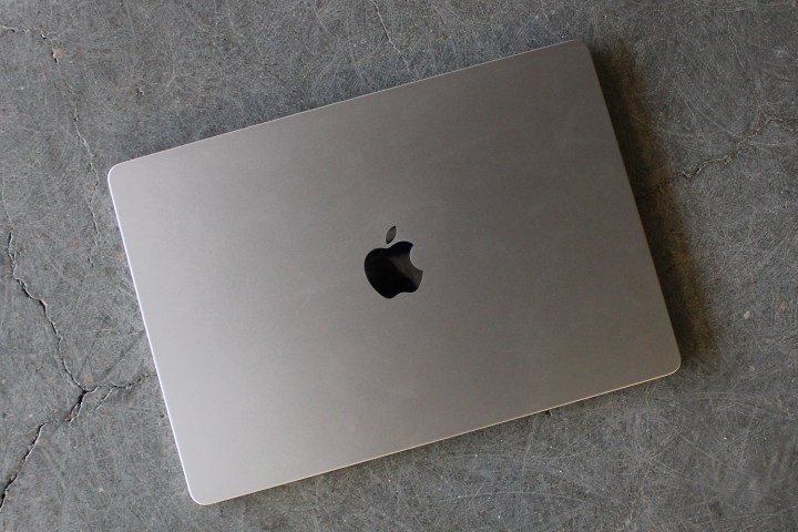 Der Deckel von Apples 15-Zoll MacBook Air sieht von oben aus.