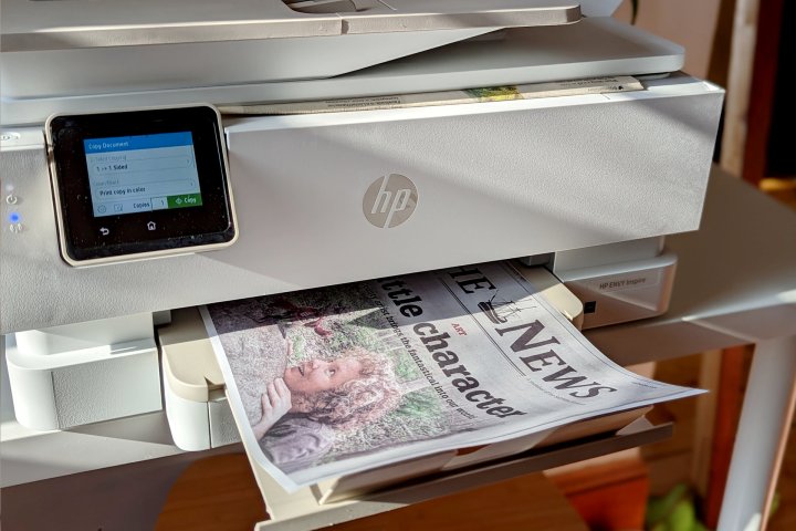 Der HP Envy Inspire 7955e kopiert den Kunstteil einer Zeitung.
