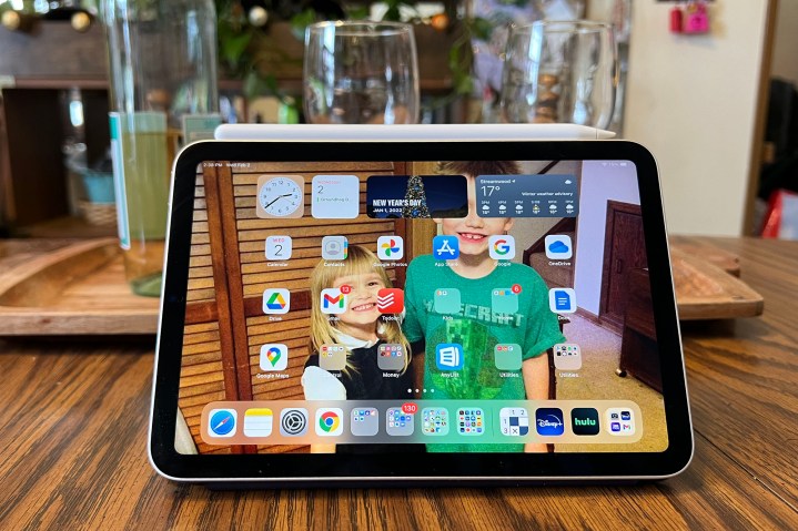 Ein iPad Mini 2021, das den Homescreen mit mehreren Apps anzeigt.