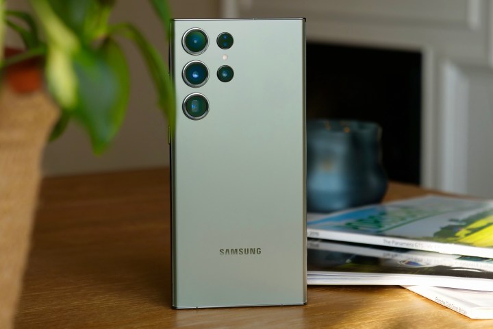 Die Rückseite des Galaxy S23 Ultra zeigt ihre grüne Farbe.