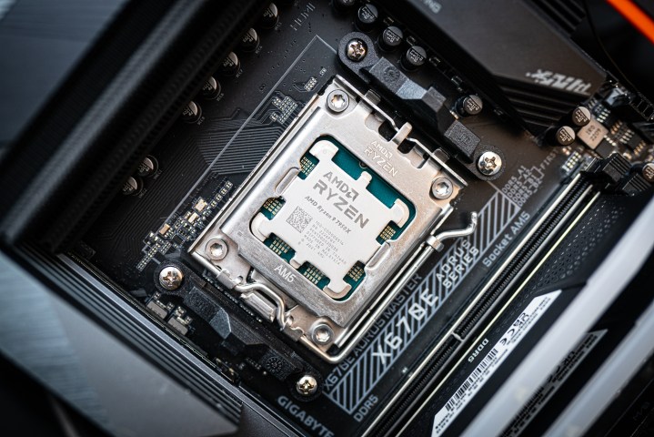 AMD Ryzen 9 7950X im Sockel eines Motherboards.