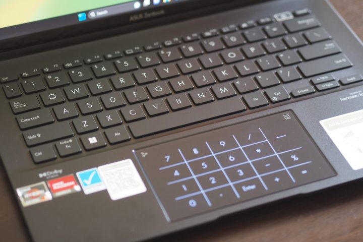 Asus Zenbook 14 OLED-Ansicht von oben nach unten mit Tastatur und Touchpad.