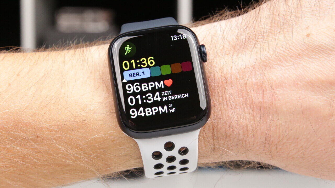 Befestigen Sie eine Apple Watch Series 8 an Ihrem Handgelenk und sparen Sie 70 €