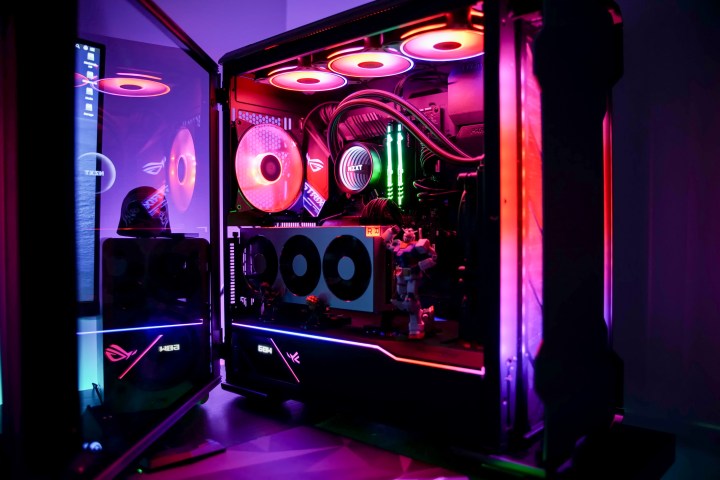 ein PC-Gehäuse mit RGB-Beleuchtung im Inneren.